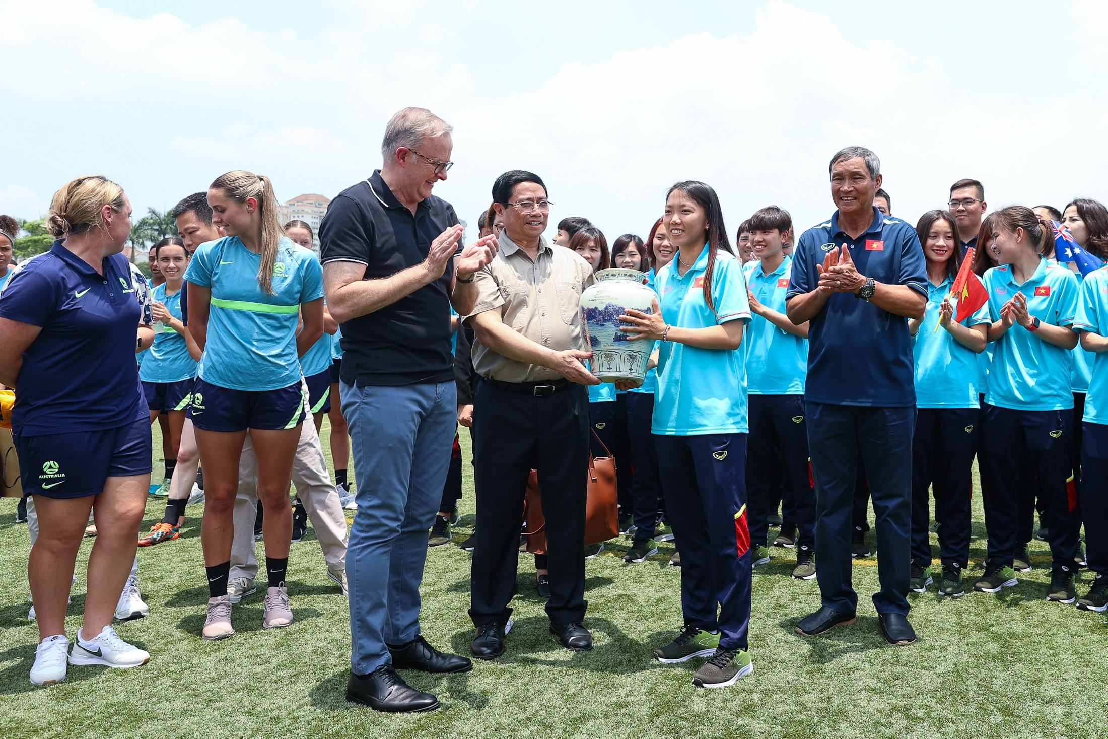 Hai Thủ tướng Việt Nam và Australia thích thú với món quà từ tuyển bóng đá nữ - Bóng Đá