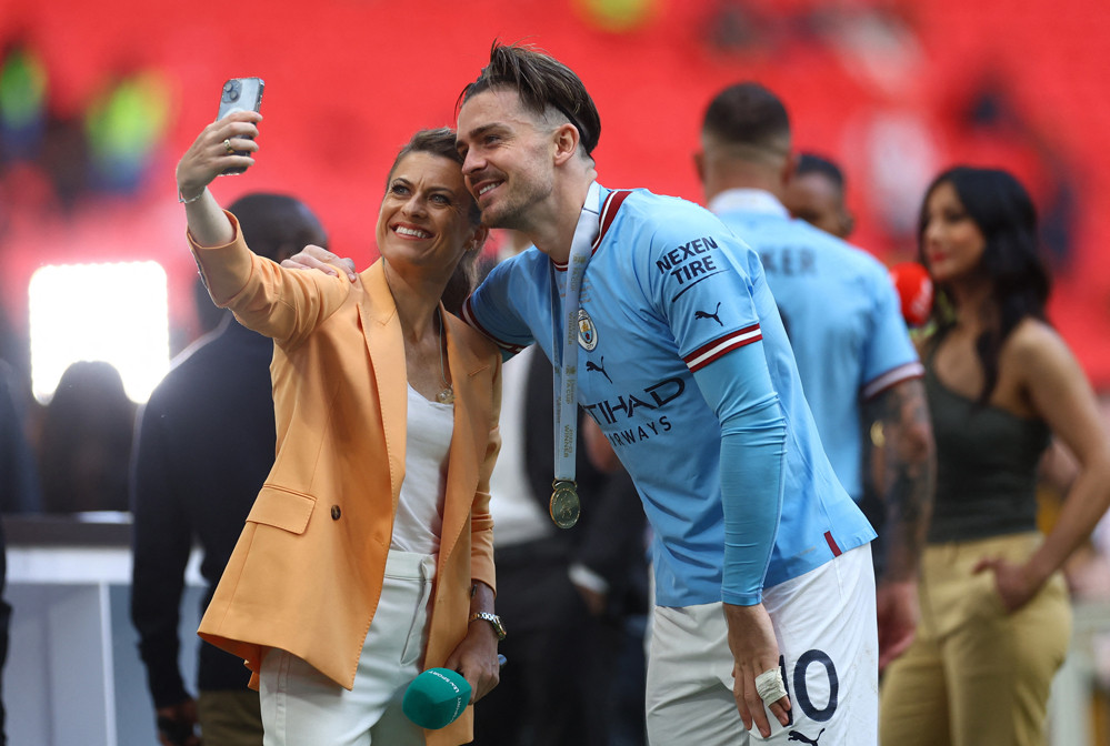 Jack Grealish 'selfie' ăn mừng cùng nữ MC xinh đẹp - Bóng Đá