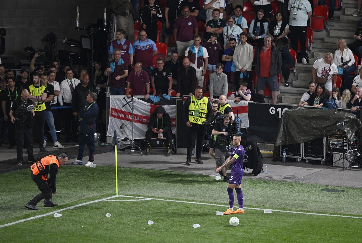 Sao Fiorentina bị CĐV ném chảy máu đầu ở chung kết Conference League - Bóng Đá