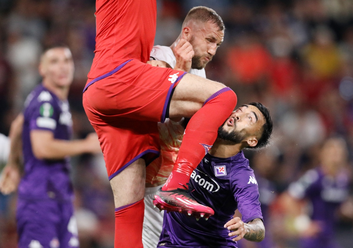 Sao Fiorentina bị CĐV ném chảy máu đầu ở chung kết Conference League - Bóng Đá