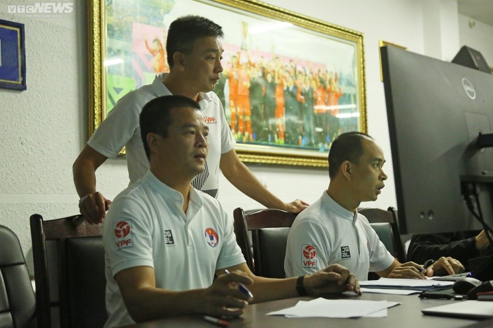 Cận cảnh trọng tài Việt Nam học cách sử dụng thiết bị VAR chuẩn FIFA - Bóng Đá