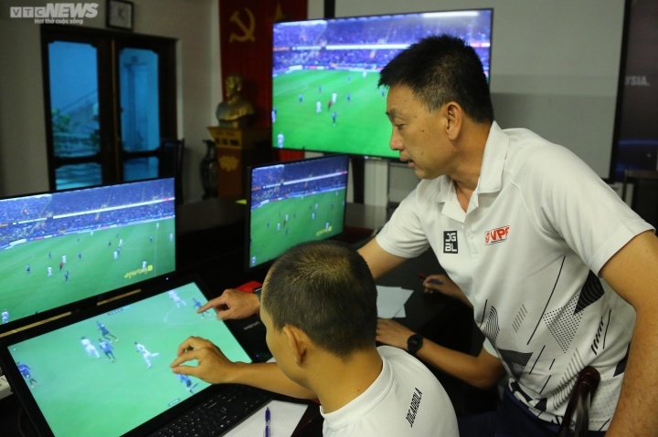 Cận cảnh trọng tài Việt Nam học cách sử dụng thiết bị VAR chuẩn FIFA - Bóng Đá