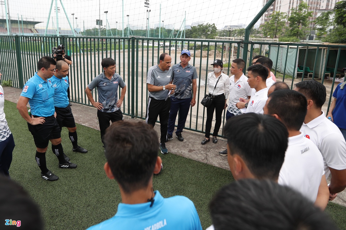 Trọng tài Việt Nam lần đầu vận hành VAR trên sân - Bóng Đá