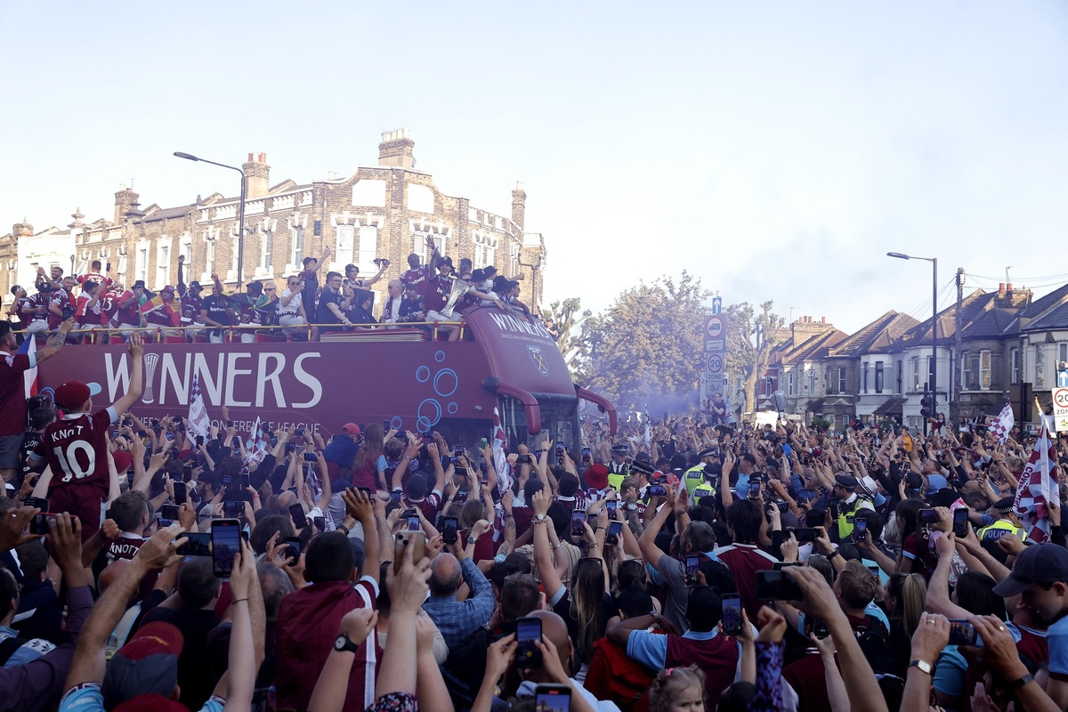 Biển người ăn mừng chức vô địch châu Âu sau 58 năm của West Ham - Bóng Đá