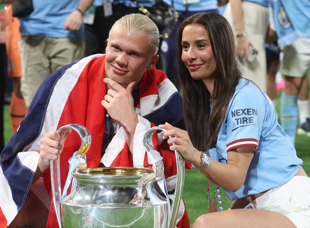 Haaland và bạn gái khoe cúp Champions League