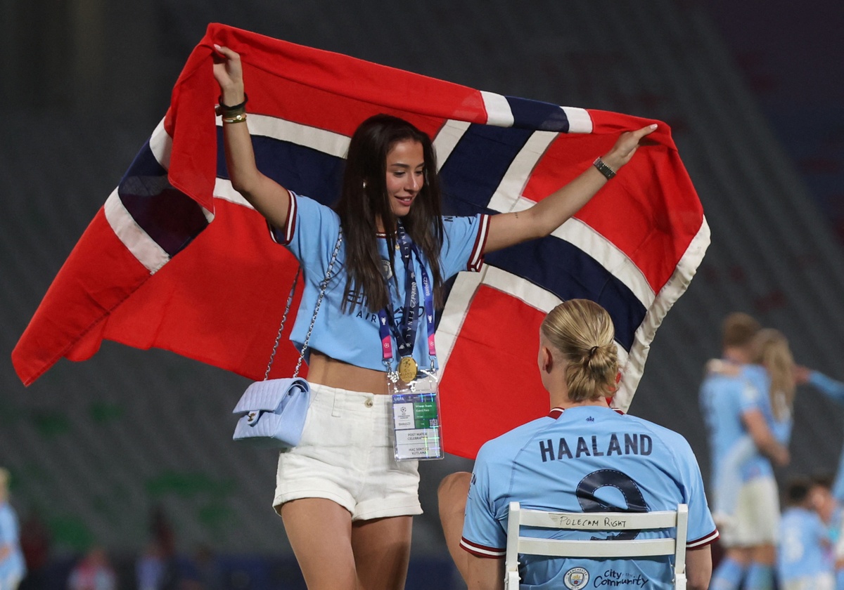 Haaland và bạn gái khoe cúp Champions League - Bóng Đá