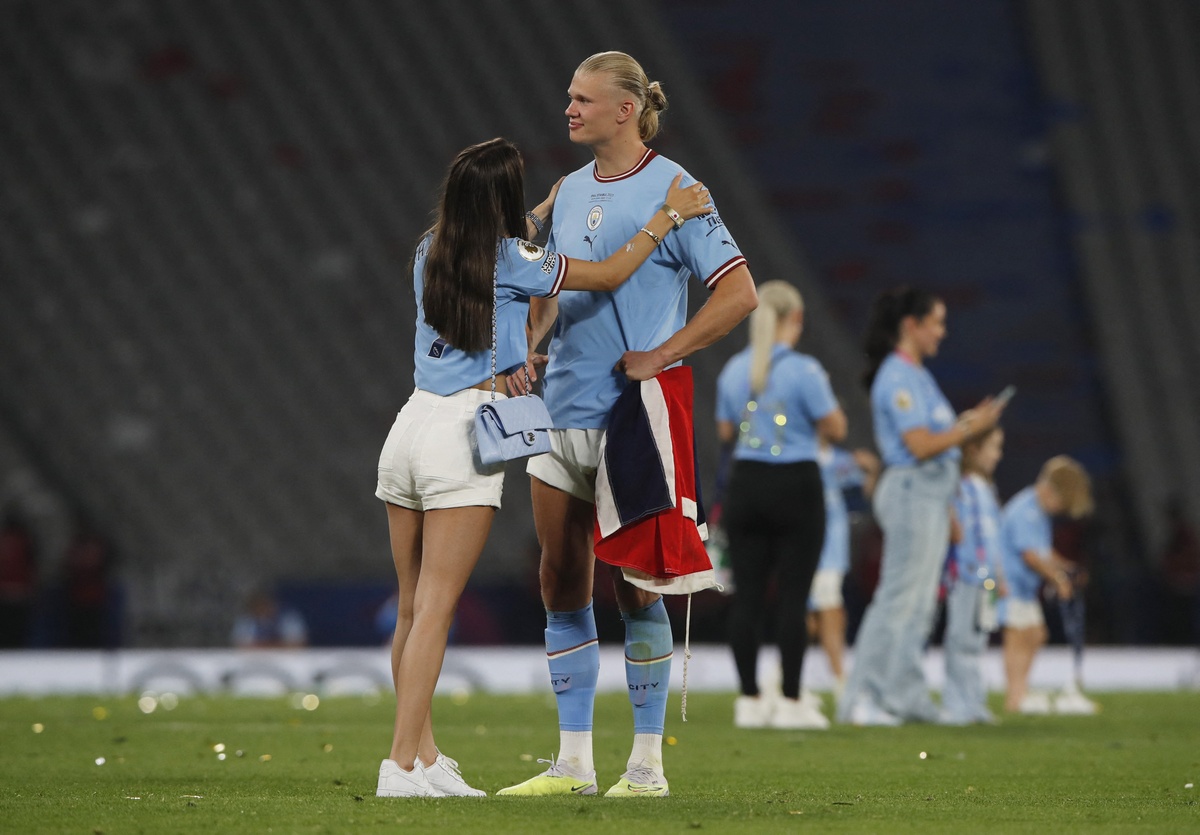 Haaland và bạn gái khoe cúp Champions League - Bóng Đá