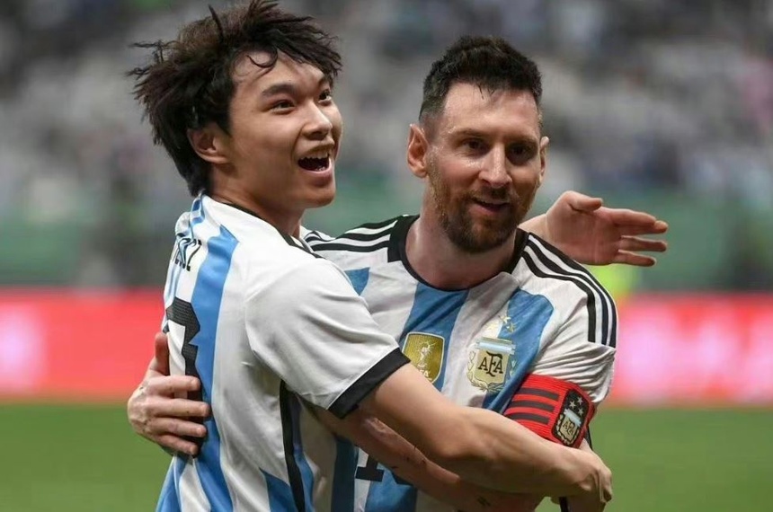 Thanh niên nổi tiếng khắp Trung Quốc sau khoảnh khắc chạm mặt Messi - Bóng Đá