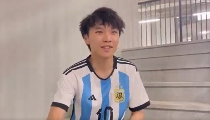 Thanh niên nổi tiếng khắp Trung Quốc sau khoảnh khắc chạm mặt Messi - Bóng Đá