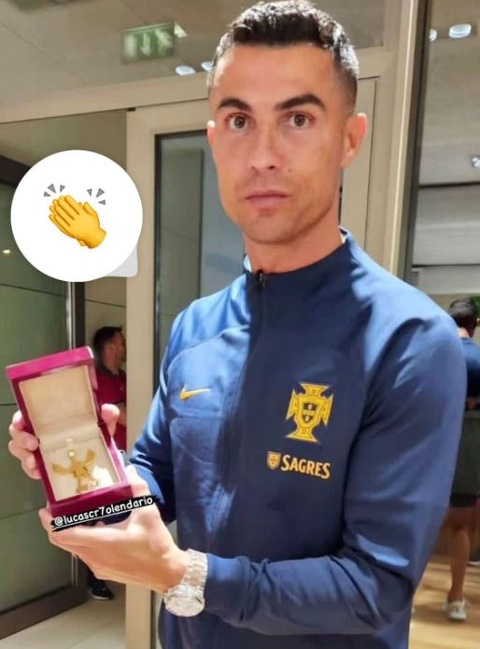 Ronaldo được tặng dây chuyền vàng sau trận thắng Bosnia - Bóng Đá