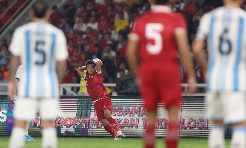 Hậu vệ ĐT Indonesia ném biên khiến thủ môn Argentina cứu thua vất vả - Bóng Đá