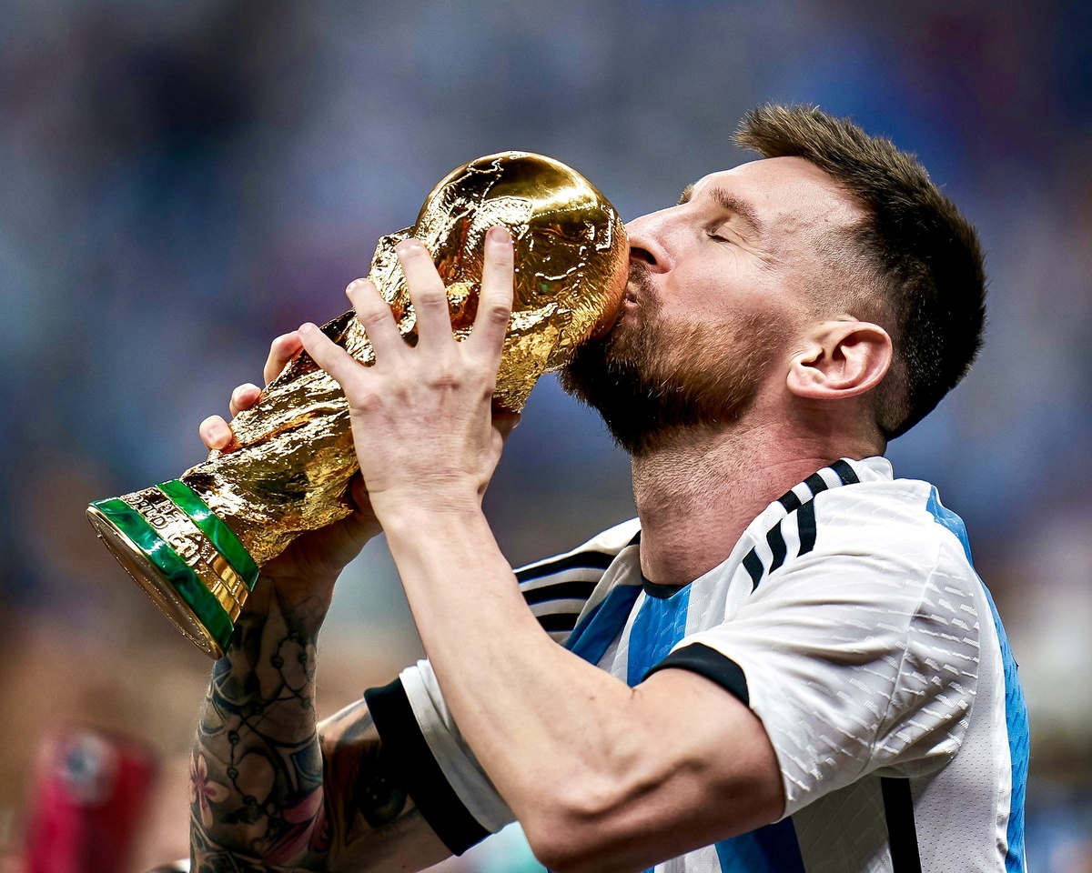 Vô địch World Cup: Ngày 18/12/2022, Messi hoàn thành ước nguyện lớn nhất sự nghiệp khi cùng tuyển Argentina lên ngôi tại FIFA World Cup. Cú đúp bàn thắng của “La Pulga” ghi dấu ấn đậm nét, qua đó giúp Argentina đánh bại Pháp trong trận chung kết kịch tính bậc nhất lịch sử. Sau 5 lần tham dự, Messi mới được tận hưởng cảm giác đứng trên đỉnh thế giới. Tại giải đấu trên đất Qatar, Messi có 7 bàn cùng 3 kiến tạo, qua đó giành danh hiệu Cầu thủ hay nhất giải. Đây cũng là kỳ World Cup cuối cùng của siêu sao người Argentina khi anh thừa nhận “muốn có mặt ở World Cup 2026 với tư cách khán giả chứ không phải cầu thủ".