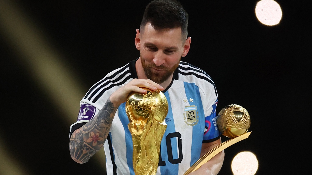 Hàng loạt kỷ lục tại World Cup: Hành trình chinh phục chiếc cúp vàng thế giới chứng kiến hàng loạt cột mốc được Messi thiết lập. Không chỉ là cầu thủ đầu tiên trong lịch sử ra sân 26 trận ở World Cup, Leo còn lập kỷ lục về số lần nhận danh hiệu cầu thủ hay nhất trận (11 lần). “La Pulga” cũng là cầu thủ đầu tiên ghi bàn xuyên suốt các vòng 16 đội, tứ kết, bán kết và chung kết của một kỳ World Cup. Với 13 bàn sau 5 lần thần tham dự, Messi vượt qua Pele, sánh ngang Just Fontaine trong nhóm "dội bom" ở lịch sử World Cup.