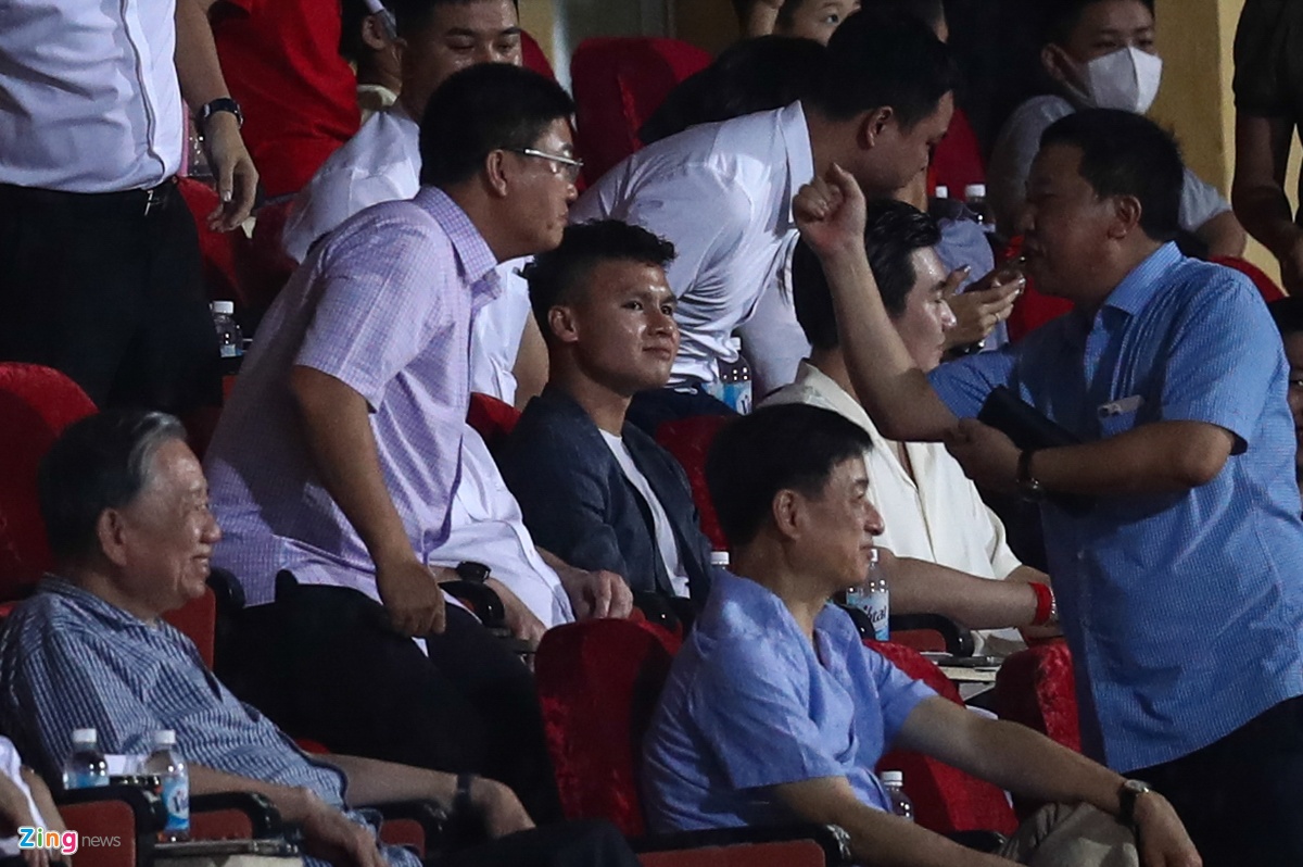 Quang Hải mặc vest, xuống sân mừng đồng đội mới | Bóng Đá