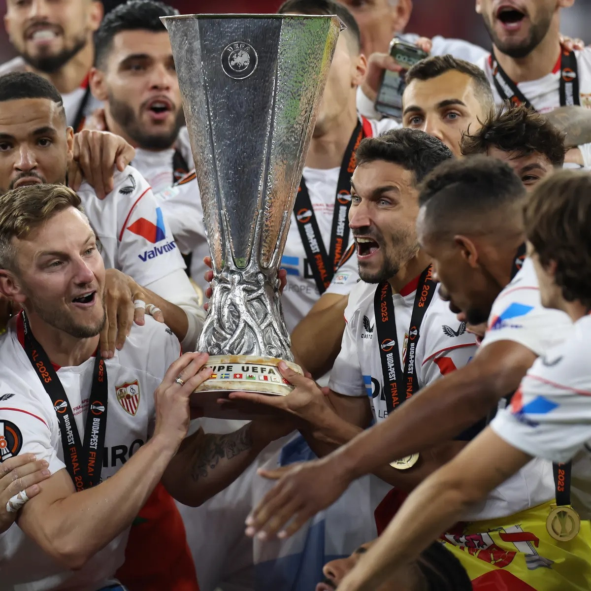 Sevilla khủng hoảng, rao bán toàn bộ đội hình vô địch Europa League - Bóng Đá