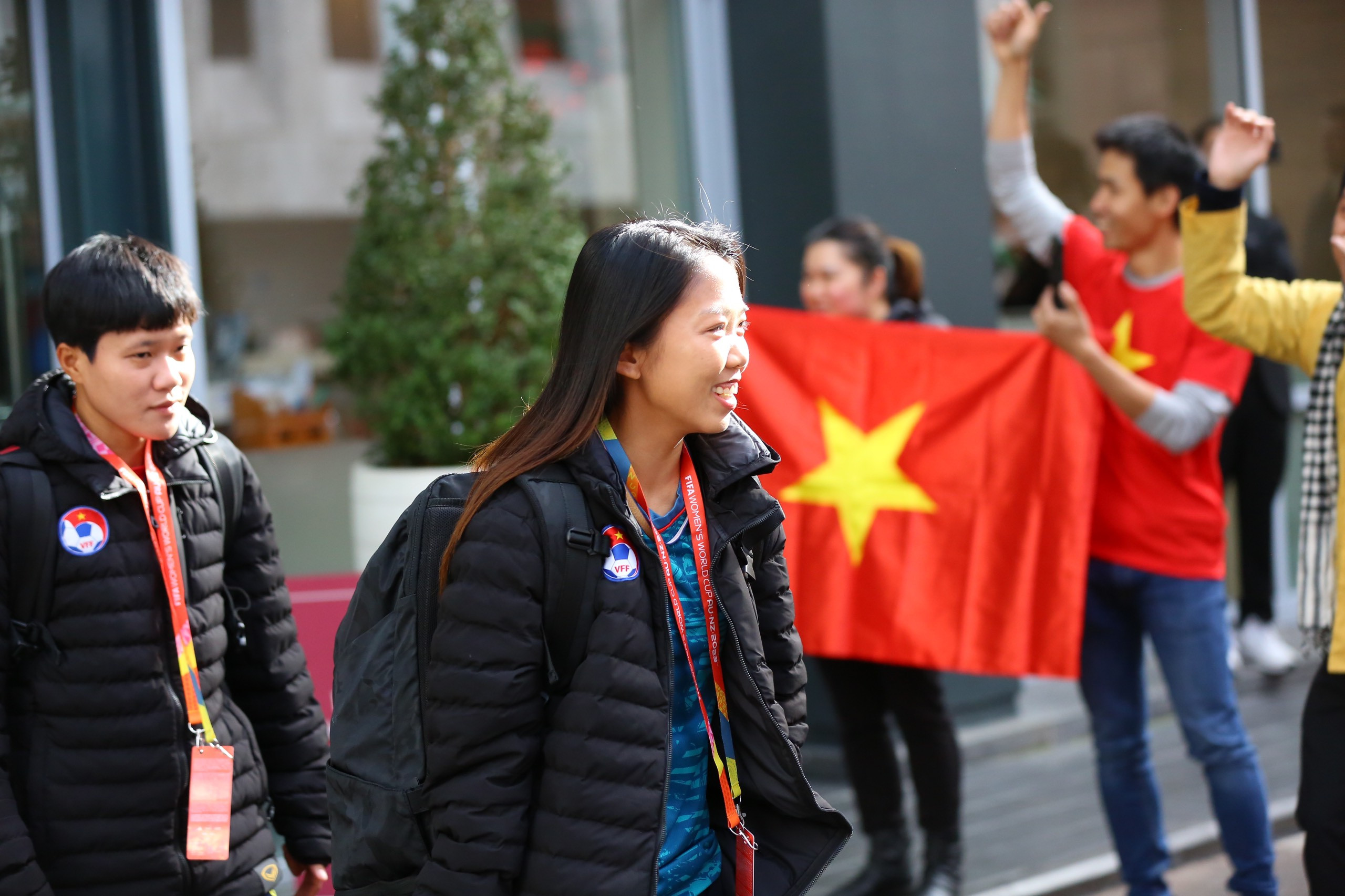 CĐV mặc áo dài tiếp lửa tuyển nữ Việt Nam đấu Mỹ - Bóng Đá