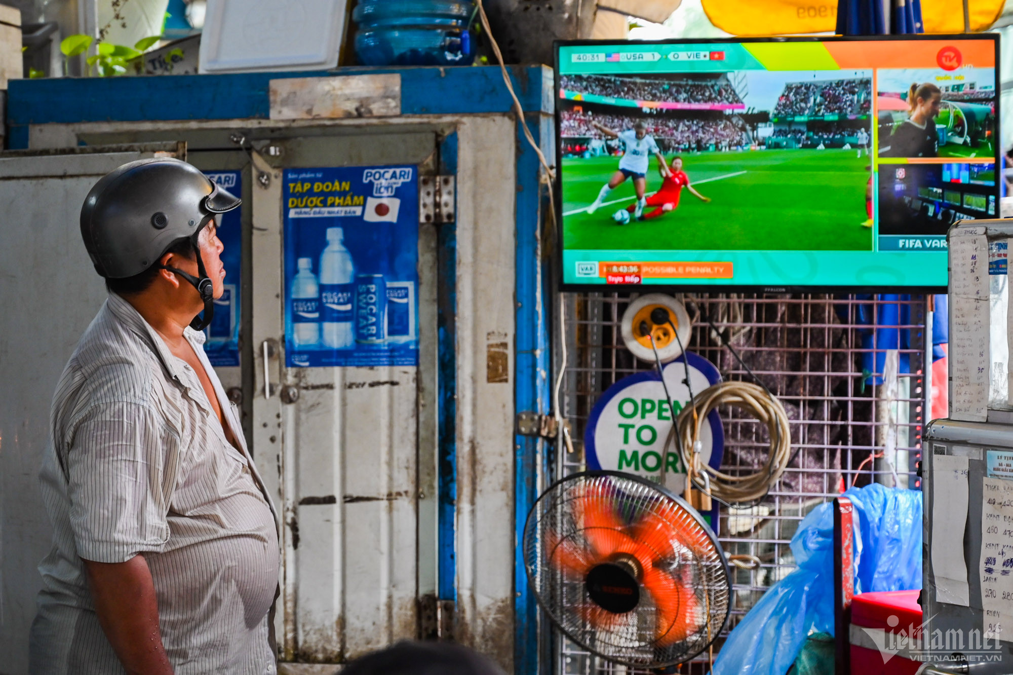 "Trận bóng diễn ra vào giờ đi làm nên tôi cố gắng dành thời gian xem được ít nào hay ít đó", anh Trung (quận 3) nói.