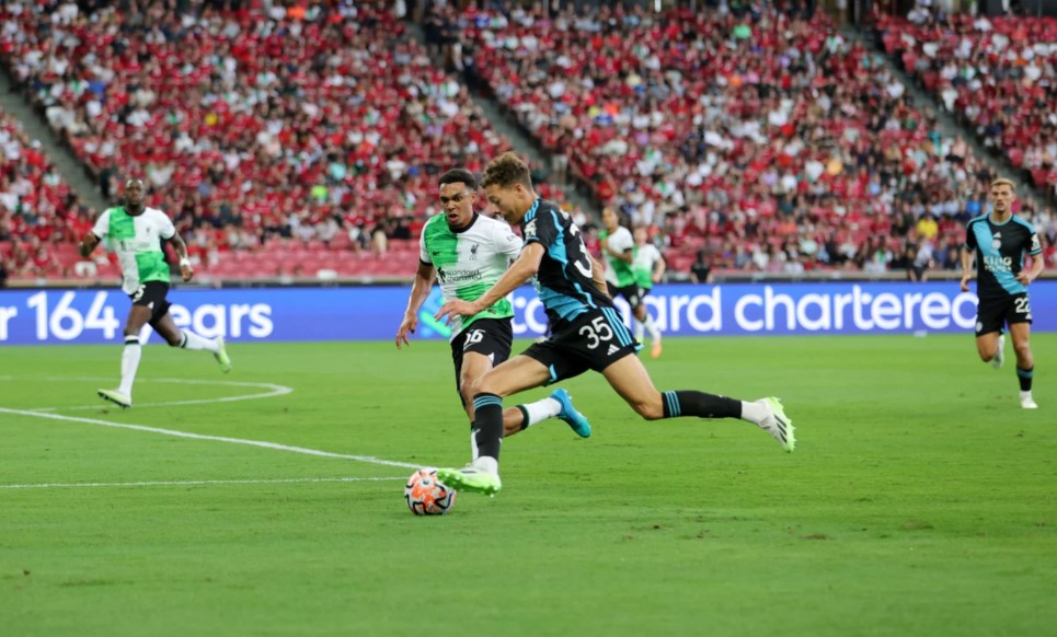 Trent Alexander-Arnold có màn thể hiện chưa thuyết phục trước Leicester.