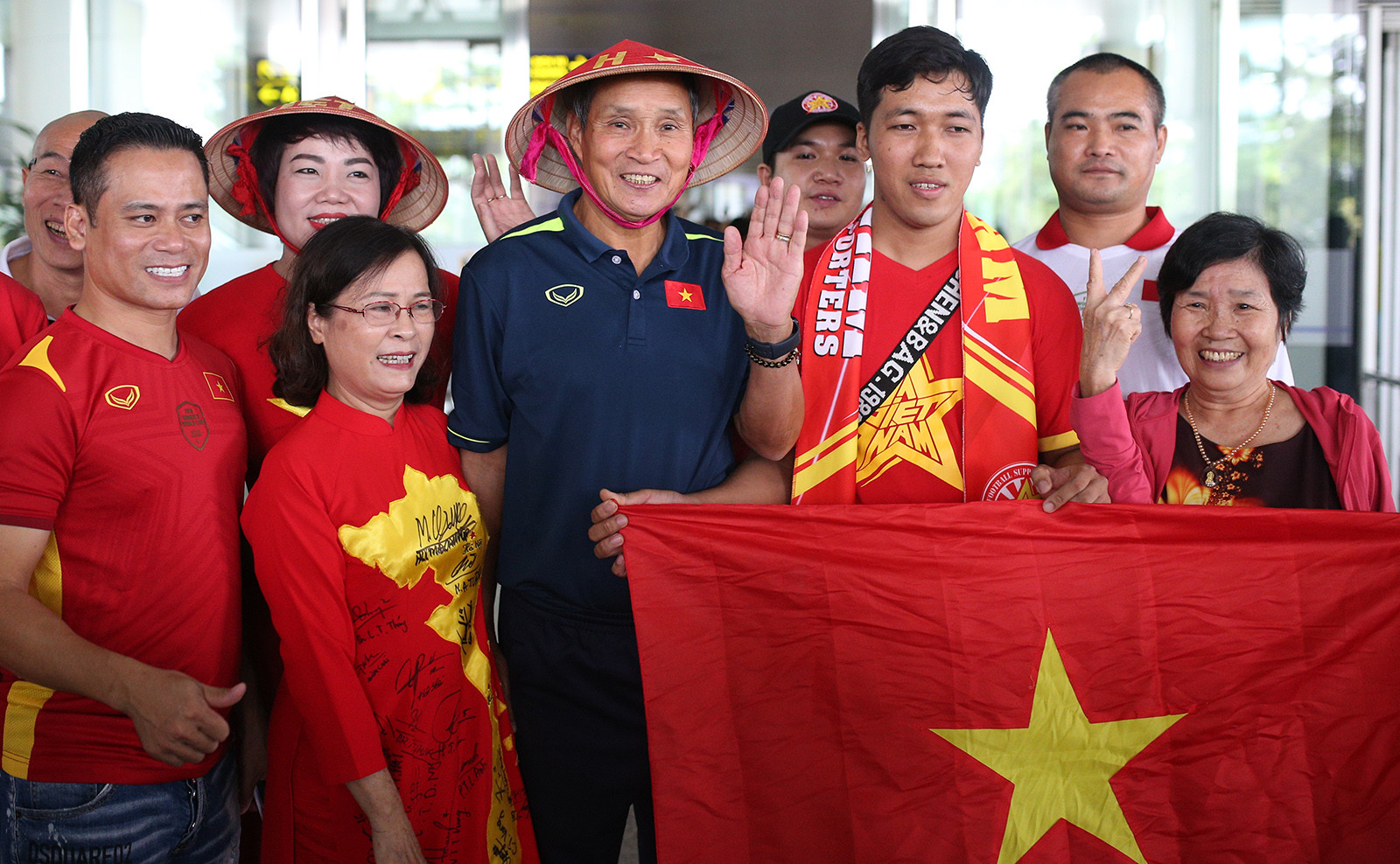 Tuyển nữ Việt Nam rộn ràng về nước sau kỳ World Cup lịch sử - Bóng Đá
