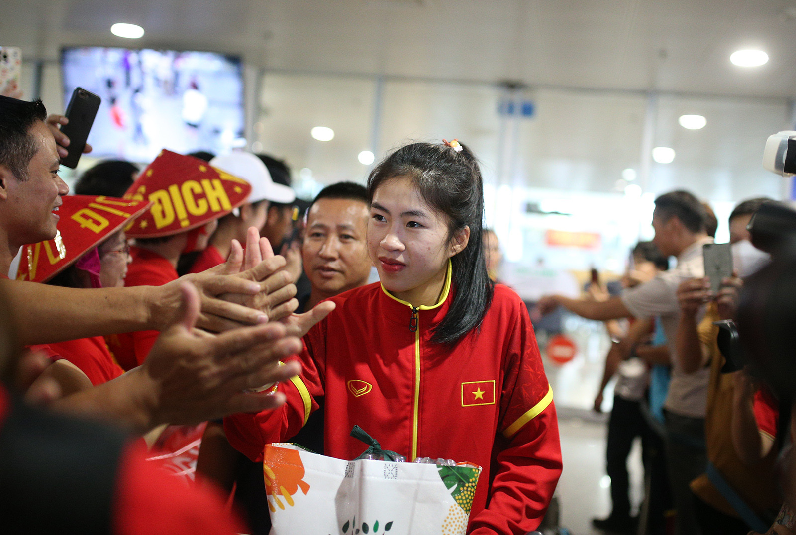 Tuyển nữ Việt Nam rộn ràng về nước sau kỳ World Cup lịch sử - Bóng Đá