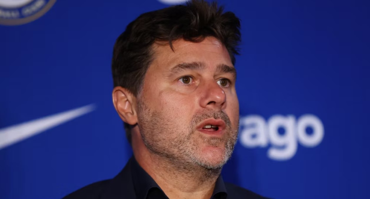 Dean Jones khuyên HLV Mauricio Pochettino nên sớm chiêu mộ Vlahovic.