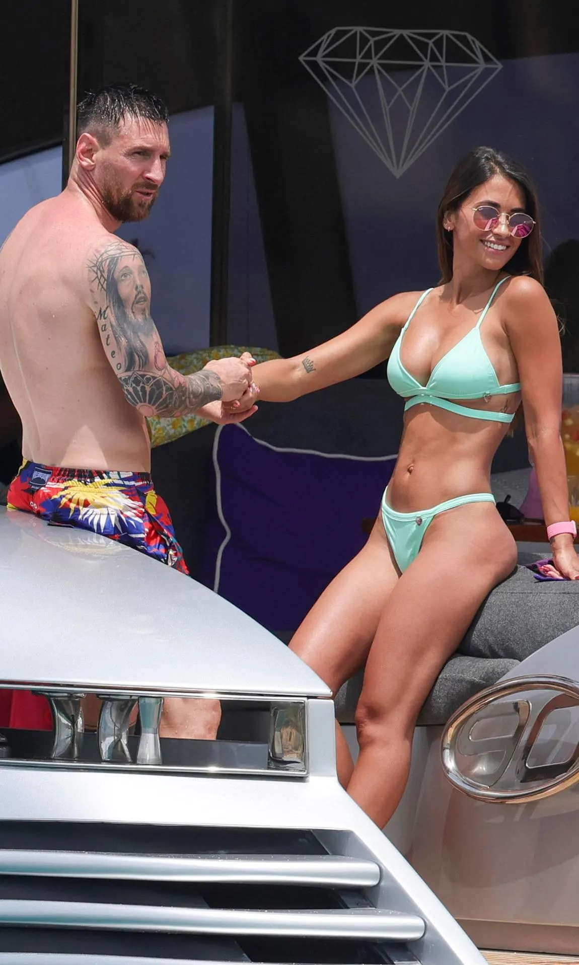 Vợ Messi thu hút mọi ánh nhìn khi diện bikini - Bóng Đá