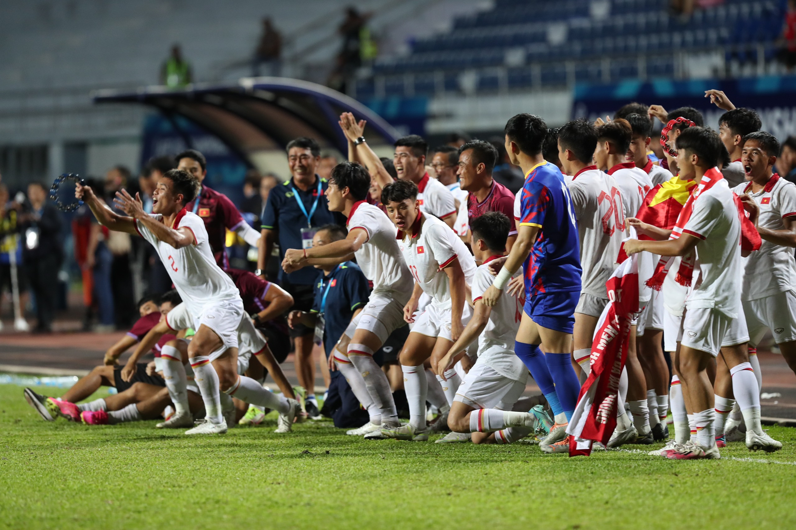 U23 Việt Nam 'công kênh' HLV Hoàng Anh Tuấn mừng vô địch U23 Đông Nam Á - Bóng Đá