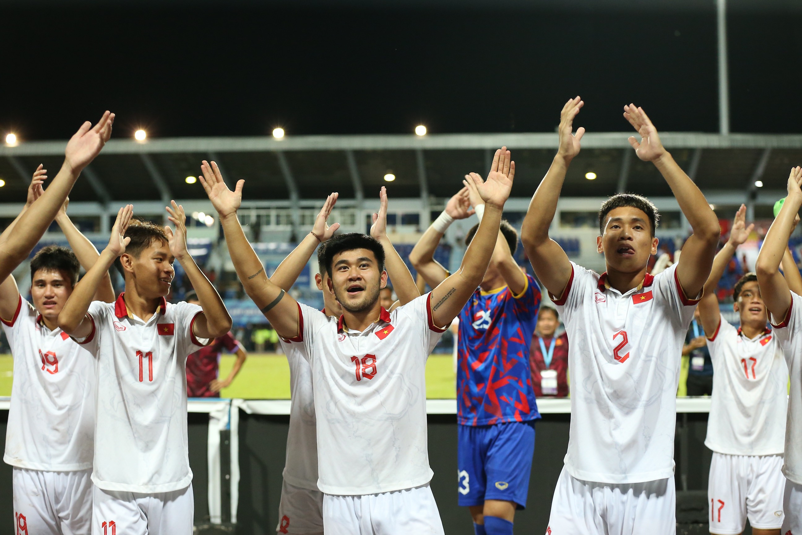 U23 Việt Nam 'công kênh' HLV Hoàng Anh Tuấn mừng vô địch U23 Đông Nam Á - Bóng Đá