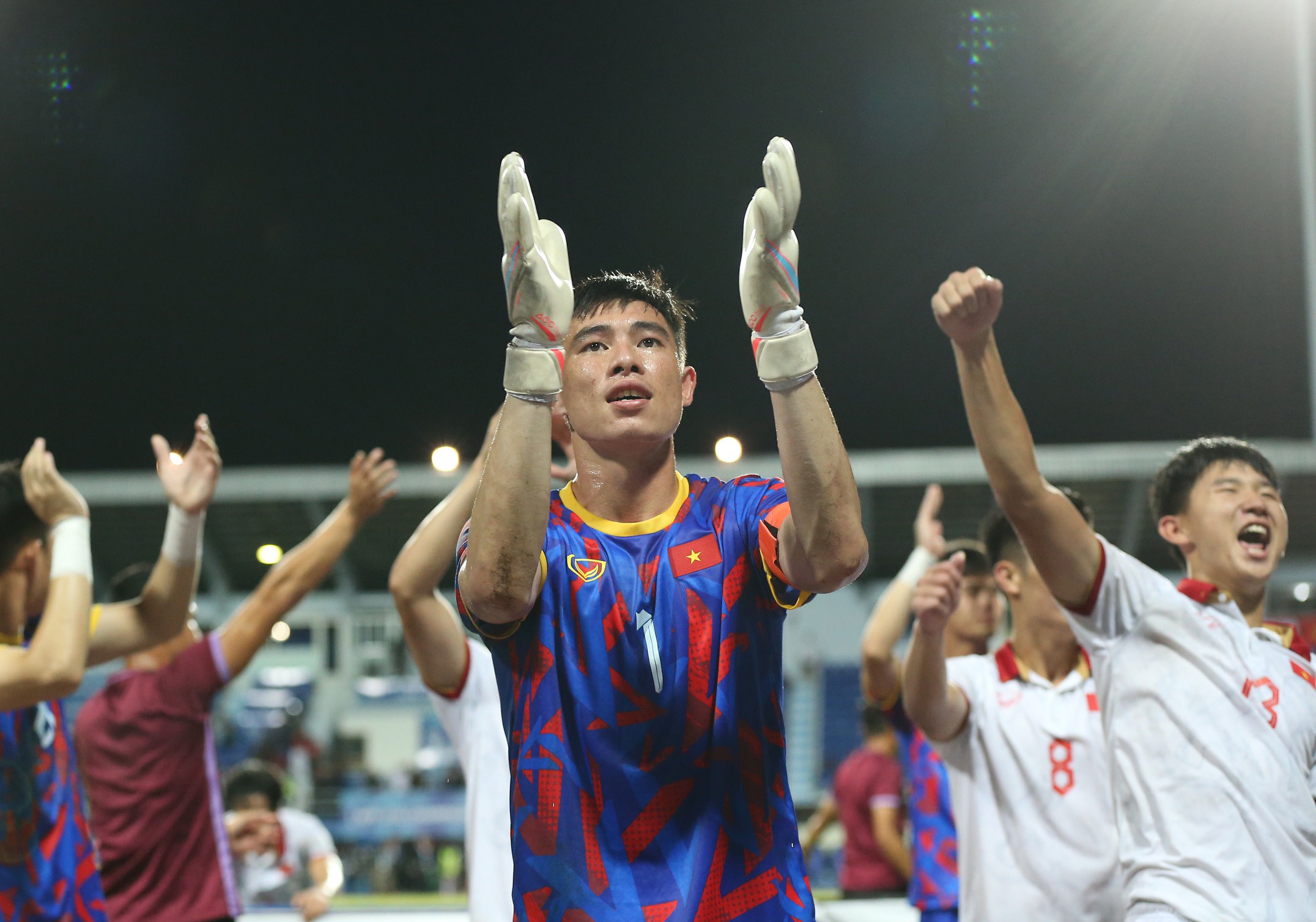 U23 Việt Nam 'công kênh' HLV Hoàng Anh Tuấn mừng vô địch U23 Đông Nam Á - Bóng Đá