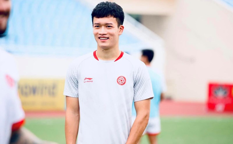 Hoàng Đức phủ nhận thông tin anh chi tiền tỷ để mua sắm cho bản thân. Ảnh: Báo Lao Động.