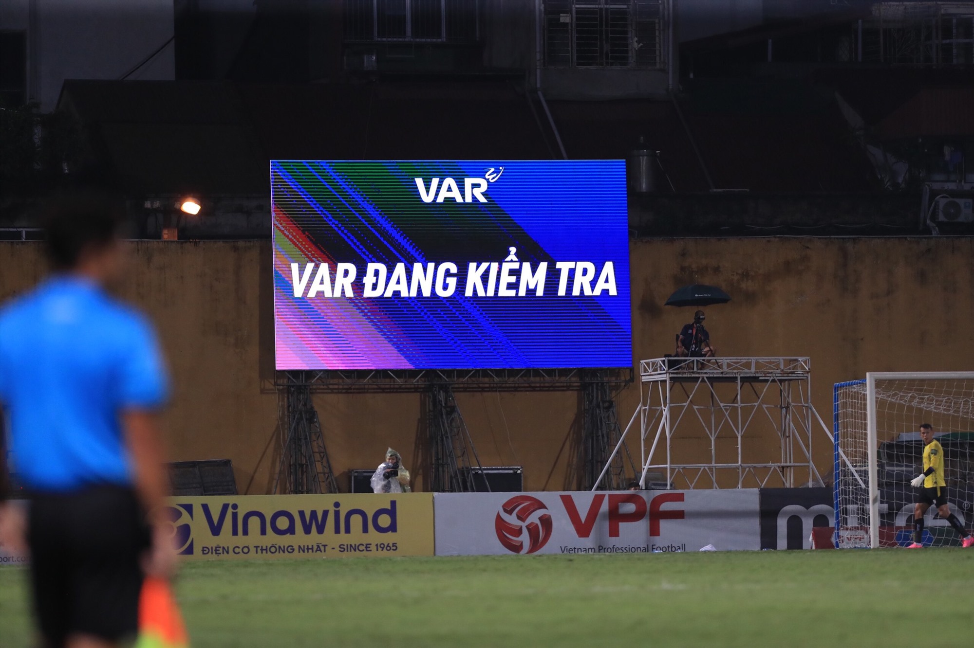 VAR gây tranh cãi tại V-League, VPF nói gì? - Bóng Đá