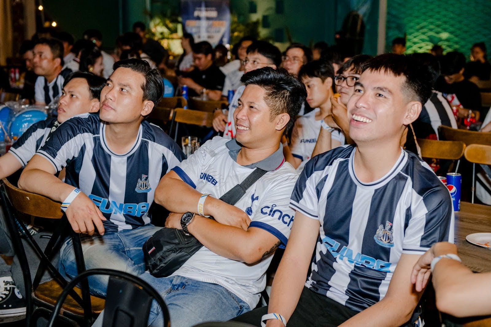 Fan cả hai đội đắm chìm vào từng khoảnh khắc trận đấu.