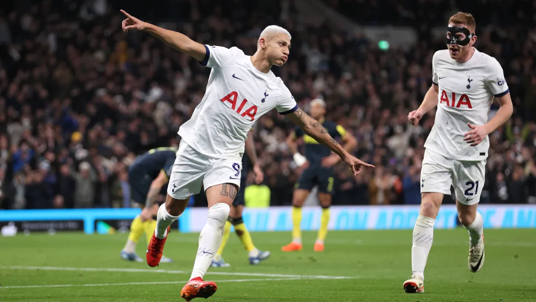 Richarlison lập cú đúp đầu tiên ở mùa giải.