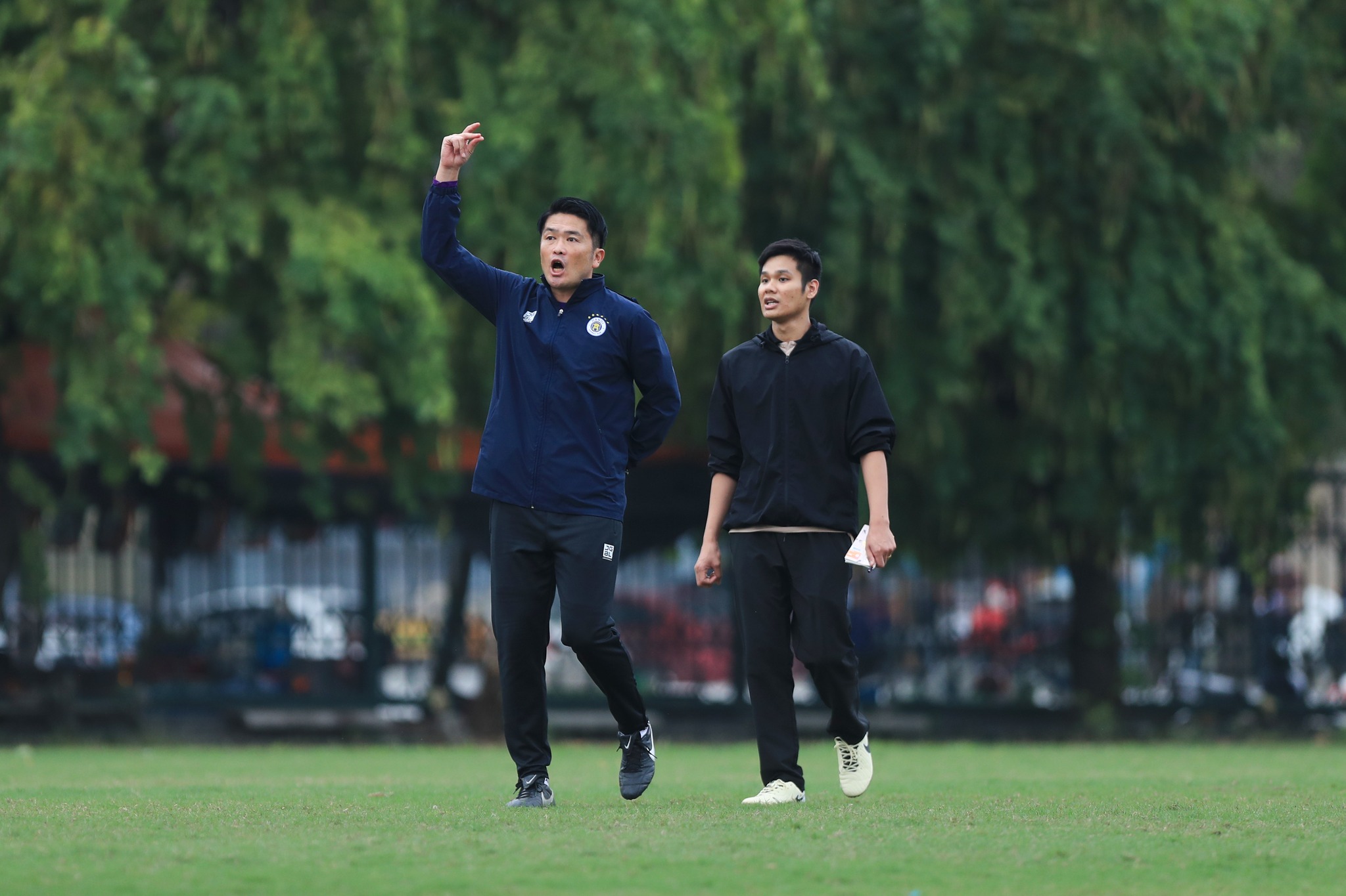HLV Nhật Bản chia sẻ thẳng thắn về phòng thay đồ của CLB V-League - Bóng Đá