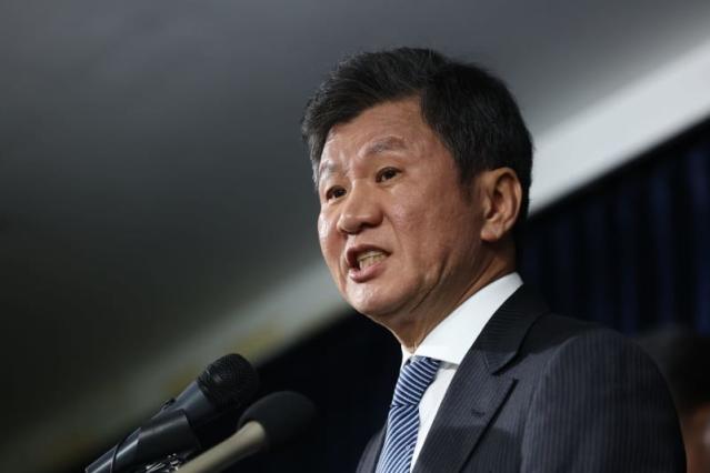 Sếp lớn Hàn Quốc không từ chức, CĐV gửi vòng hoa tang - Bóng Đá