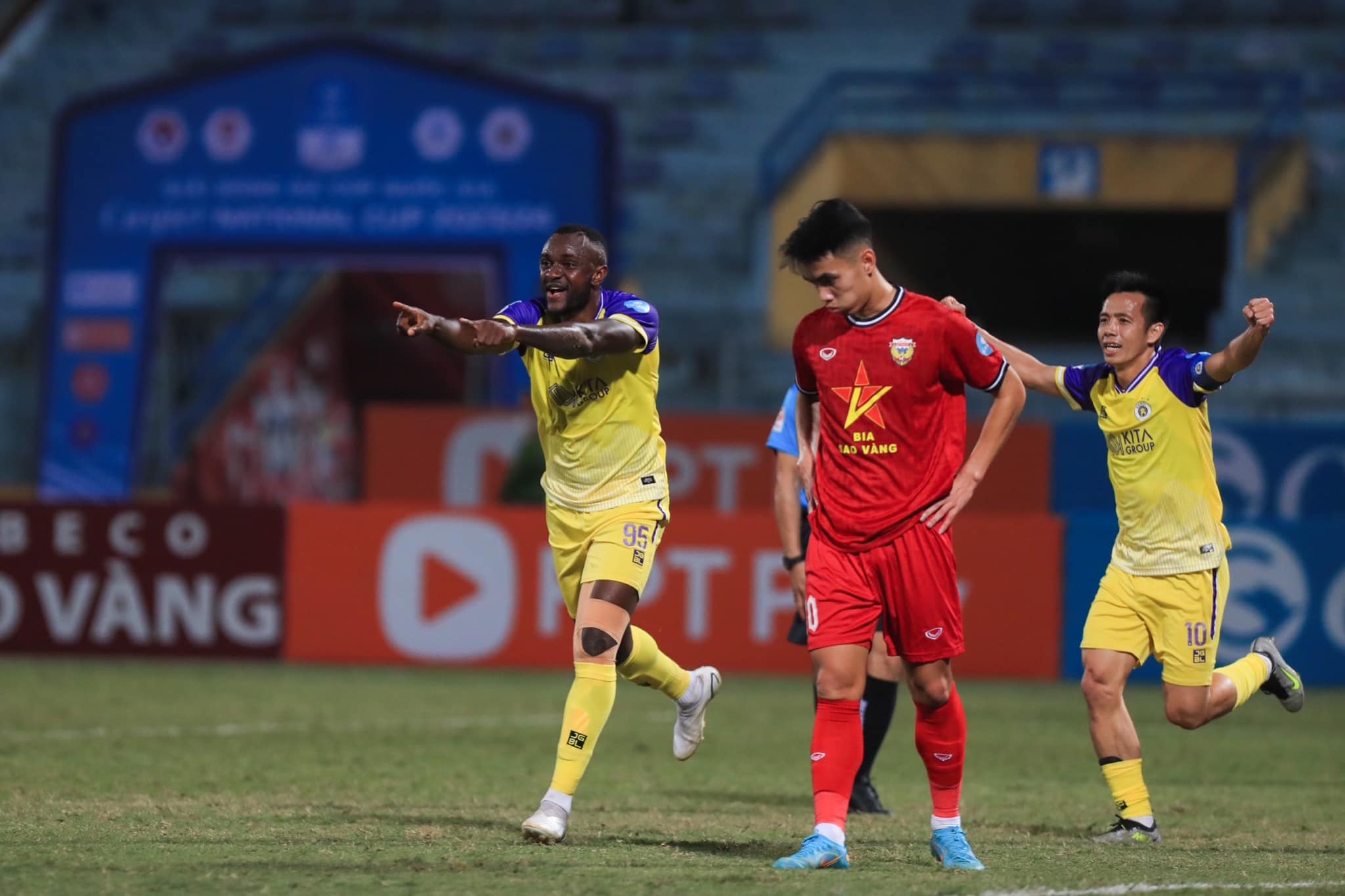 Trọng tài Việt Nam lại gây tranh cãi ở Cúp quốc gia - Bóng Đá