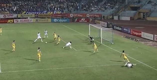 Lucas Alves ấn định tỷ số 2-1 cho đội khách ở phút 90+5.