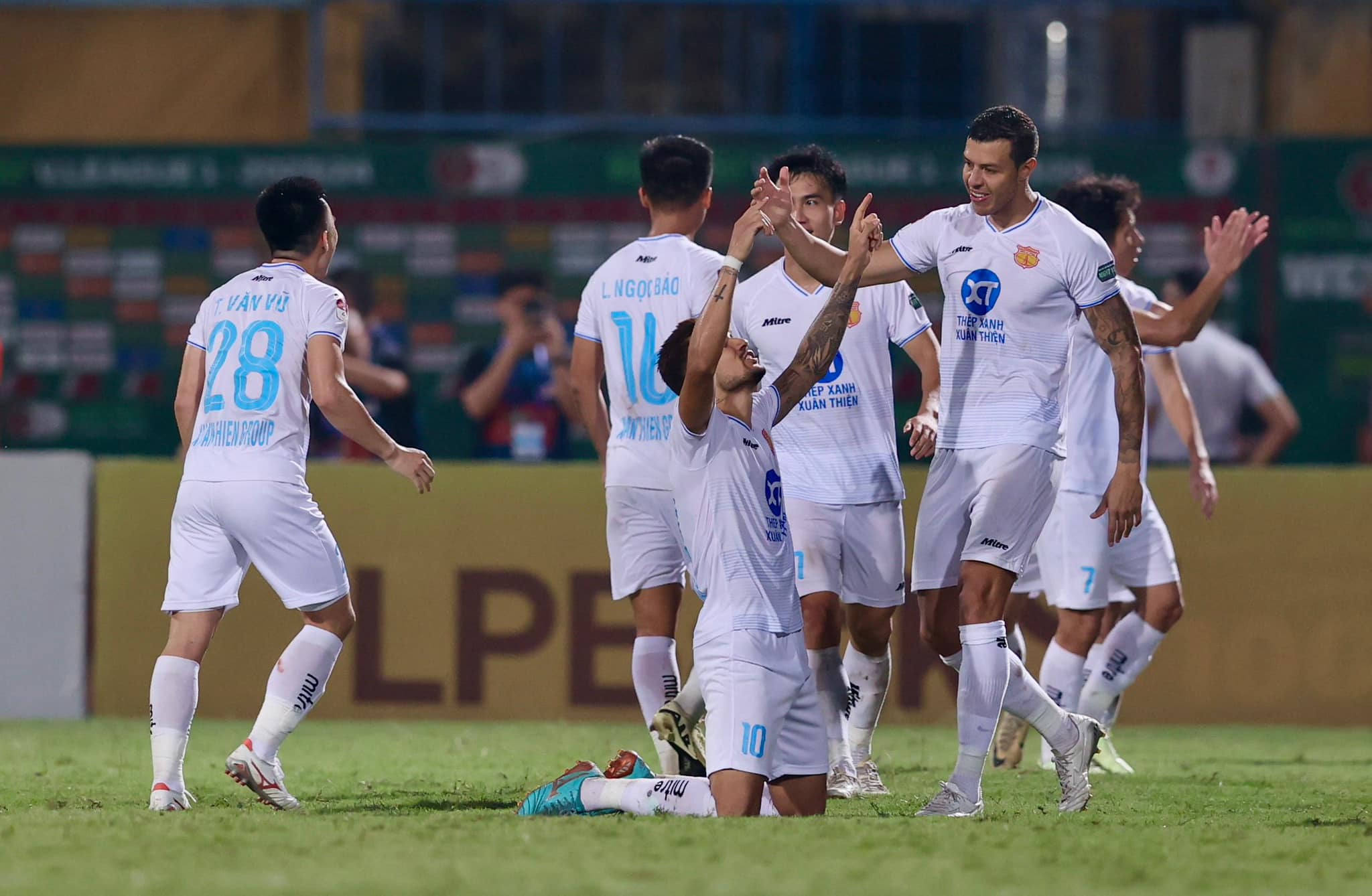 HLV V-League than thở: