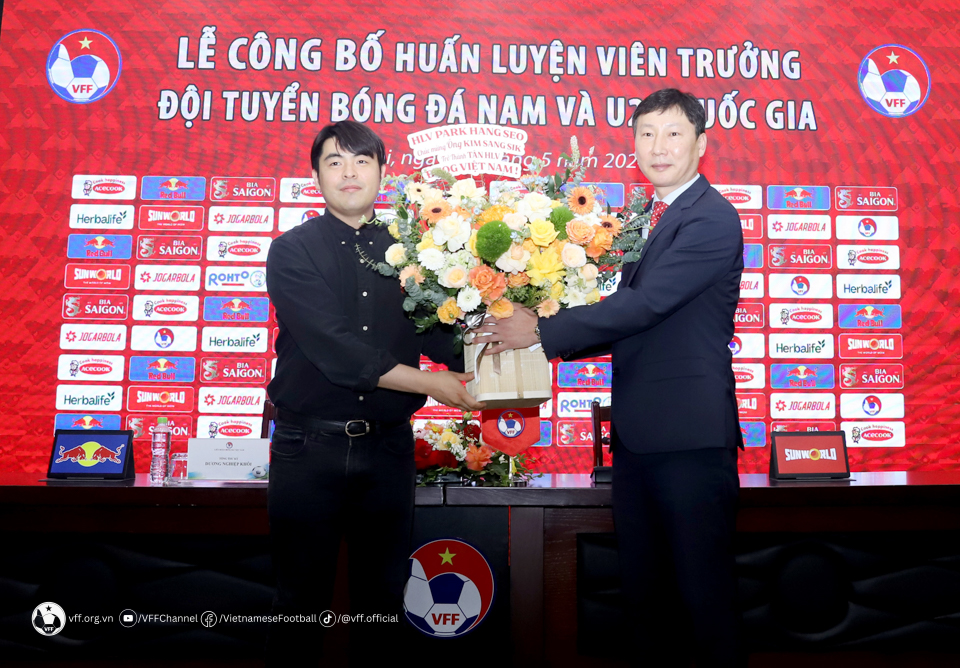 HLV Kim Sang-sik đề ra tiêu chí cho 'cánh tay nối dài' ở tuyển Việt Nam - Bóng Đá