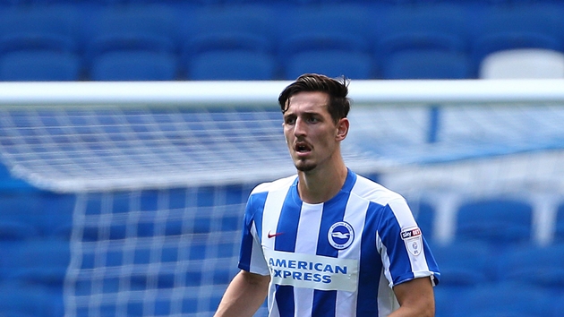 Lewis Dunk tứng suýt rời Brighton vào năm 2015.