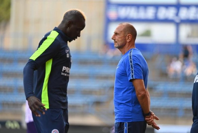 Sakho và huấn luyện viên Der Zakarian xảy ra xô xát.