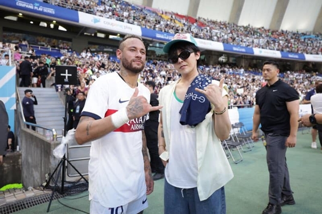 G-Dragon đến thăm PSG trong một sự kiện hồi tháng 7.