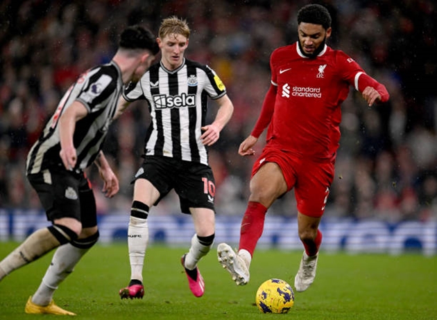 Sao Liverpool được đồng đội ví von với Roberto Carlos