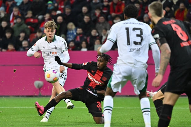 Phung phí cơ hội, Bayer Leverkusen “run rẩy” giữ ngôi đầu - Bóng Đá