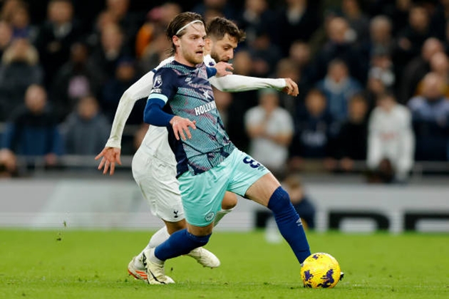 Ở những phút tiếp theo, Tottenham Hotspur chủ động cầm bóng để giảm sự hưng phấn của đội khách. Không có nhiều cơ hội được tao ra, dù Brentford cố gắng vùng lên nhằm tìm kiếm bàn thắng thứ 3.