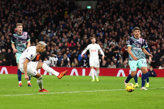 Phút 56, tiếp tục là đường chuyền trực diện vào vòng cấm Brentford của Destiny Udogie cho James Maddison. Tiền vệ người Anh mất một vài nhịp xử lý trước khi tung ra cú dứt điểm. Bóng đập chân hậu vệ đội khách tìm đến vị trí mà Richarlison chờ sẵn, tiền đạo người Brazil dễ dàng sút tung lưới thủ thành Mark Flekken.
