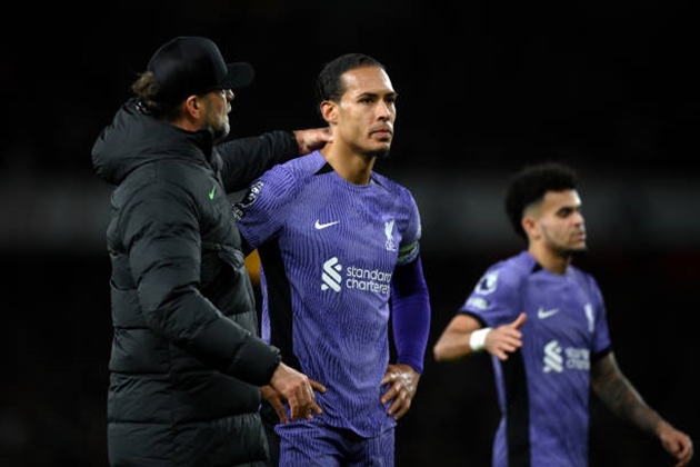 “Tấu hài” cùng Alisson Becker, Virgil Van Dijk đứng ra nhận lỗi - Bóng Đá