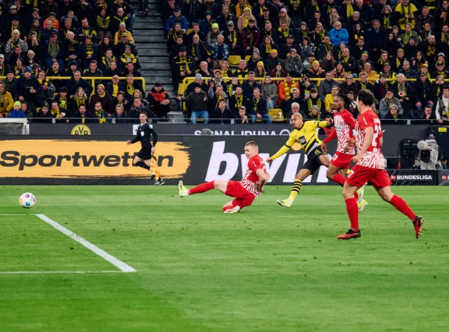 Donyell Malen rực sáng với cú đúp, Borussia Dortmund thắng dễ Freiburg  - Bóng Đá