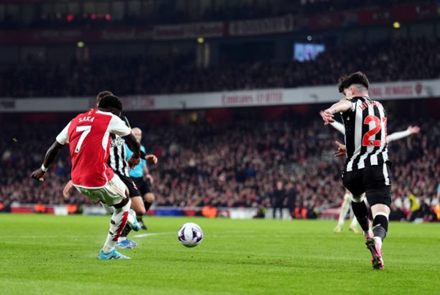 Bukayo Saka tiếp tục nổ súng trong trận đấu với Newcastle United.