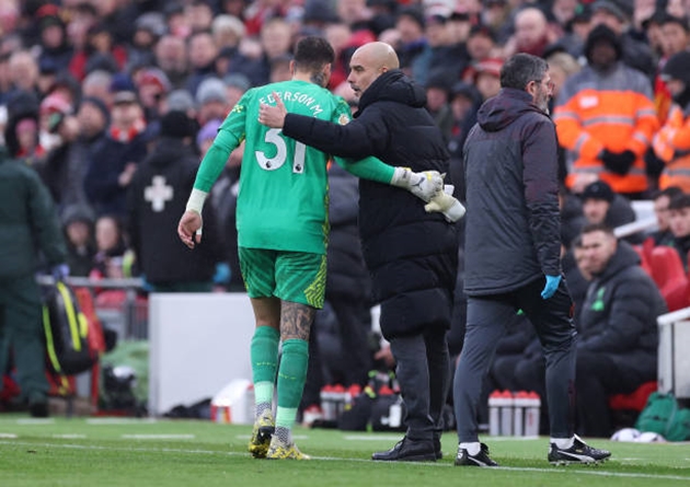Ederson buộc phải rời sân sớm.